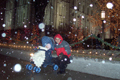 Ver - Curtis y Audrey disfrutan de una noche nevada en la manzana del templo en Salt Lake City